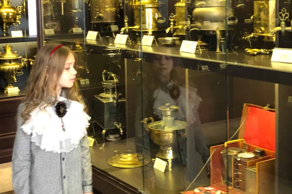 alisa-v-strane-saovarov-musei-samovarov-1