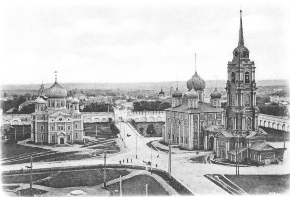 Tula Kremlin, Epiphany cathedral is on the left, beg. 20c. Tula Kremlin, Epiphany cathedral is on the left, beg. 20c.
